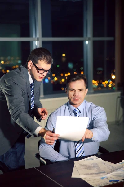 Dos Jóvenes Empresarios Discutiendo Documento Sobre Reunión — Foto de Stock