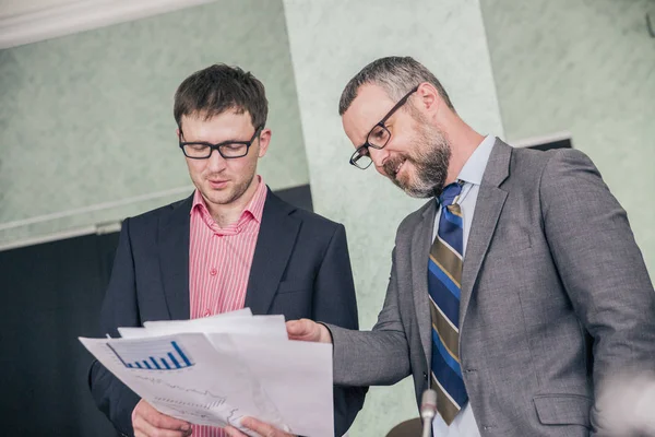 Gente Negocios Hablando Trabajo Oficina — Foto de Stock