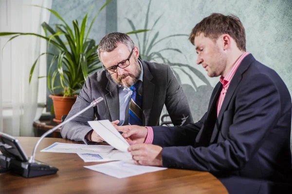 Gente Negocios Hablando Trabajo Oficina — Foto de Stock