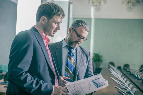 Gente Negocios Hablando Trabajo Oficina — Foto de Stock