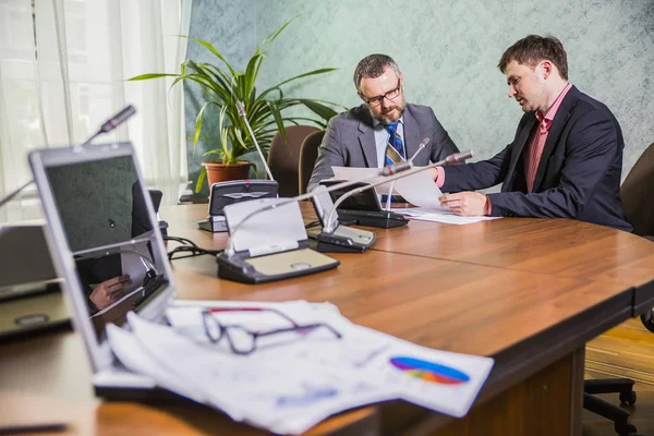 Gente Negocios Hablando Trabajo Oficina — Foto de Stock