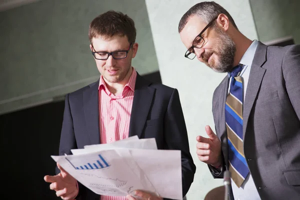 Gente Negocios Hablando Trabajo Oficina — Foto de Stock