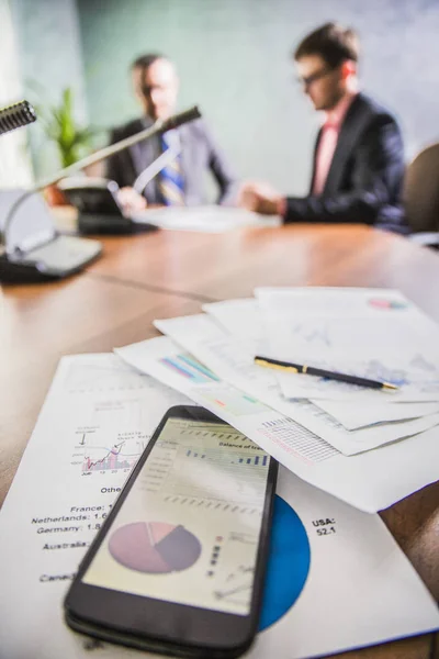 Empresários Falando Sobre Trabalho Escritório — Fotografia de Stock