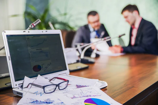 Empresários Falando Sobre Trabalho Escritório — Fotografia de Stock