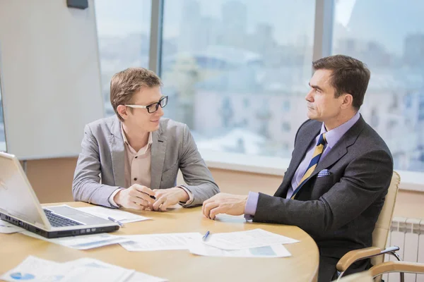 Empresarios Discutiendo Problemas Trabajo Oficina — Foto de Stock