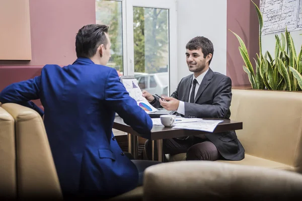 Geschäftsleute Reden Über Arbeit — Stockfoto