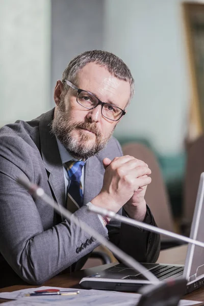 Hombre Negocios Guapo Con Barba Trabajando Oficina — Foto de Stock