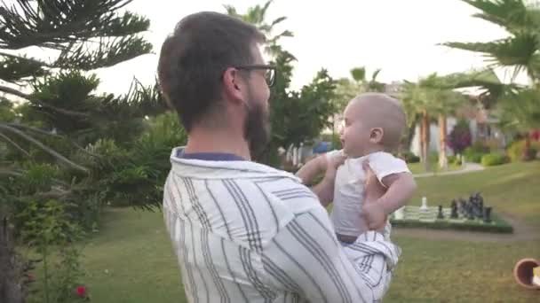 Padre Hijo Bebé Juntos Sobre Fondo Claro — Vídeos de Stock