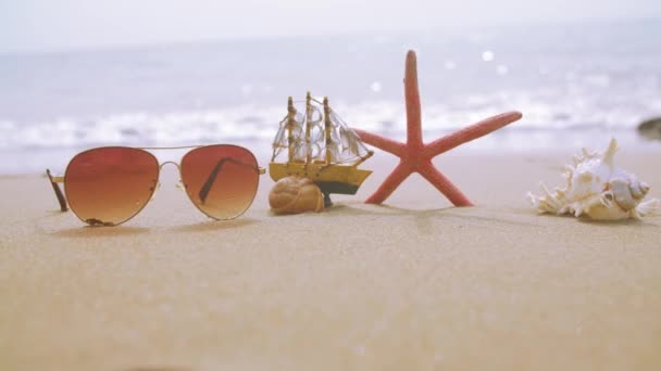 Increíble Playa Con Gafas Sol Juguete Barco Mar Conchas — Vídeos de Stock