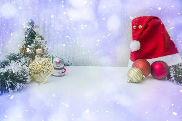 つまらないものとカラフルなクリスマスの装飾 — ストック写真