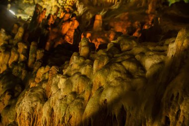 Antik eski mağaranın sarkıt ile yakın çekim