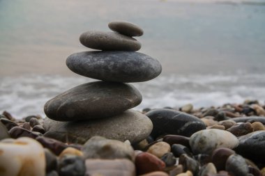 Deniz arka plan üzerinde taş yığını