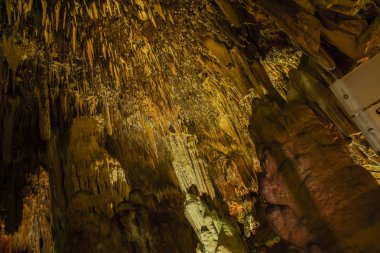 Antik eski mağaranın sarkıt ile yakın çekim