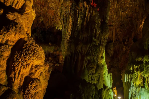 Primer Plano Antigua Cueva Con Estalactitas — Foto de Stock