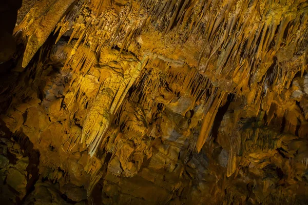 Primer Plano Antigua Cueva Con Estalactitas — Foto de Stock