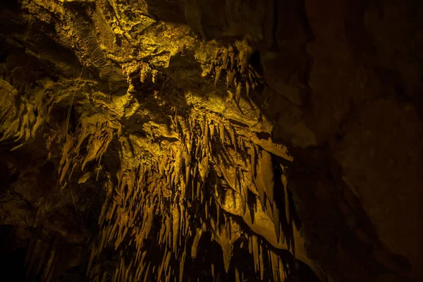 Gros Plan Ancienne Grotte Avec Des Stalactites — Photo