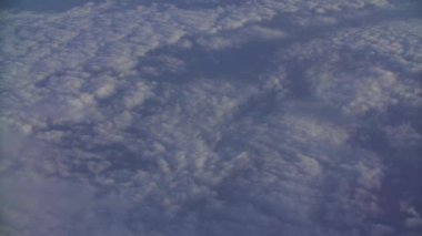 Kabarık bulutlar gökyüzünde hareket havadan görünümü