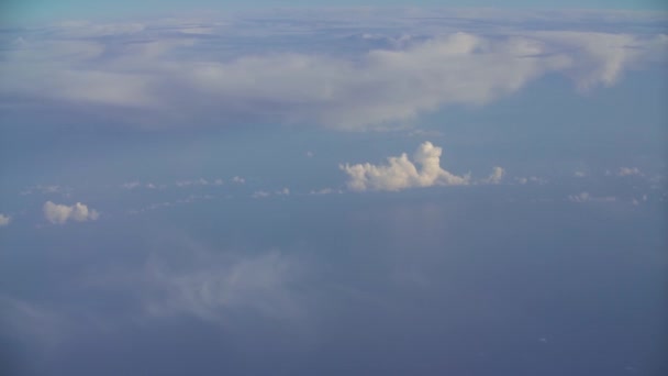Vue aérienne des nuages pelucheux en mouvement dans le ciel 