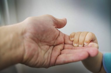 çocuğun el ebeveynin ele