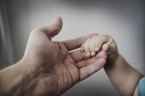Barnets Hand Förälderns Hand — Stockfoto