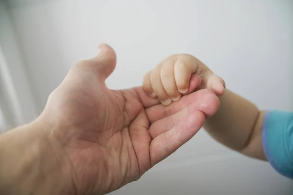 Die Hand Des Kindes Der Hand Der Eltern — Stockfoto