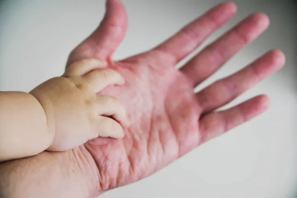 Van Het Kind Hand Hand Van Ouders — Stockfoto