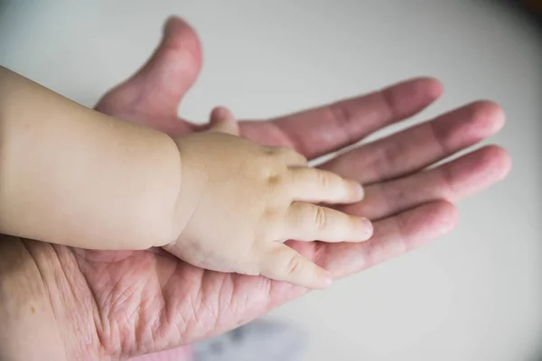 Рука Ребенка Руке Родителя — стоковое фото