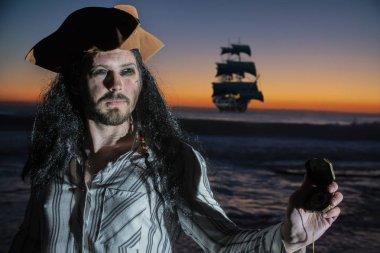 Akşam deniz Turizm ve seyahat bir sembolü olarak arka plan üzerinde yakışıklı erkek korsan portresi