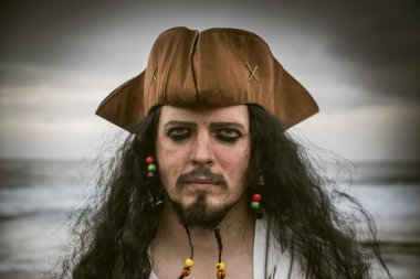 Yakışıklı erkek korsan portresi