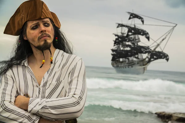 Portrait Beau Pirate Masculin Sur Fond Mer Soir Comme Symbole — Photo