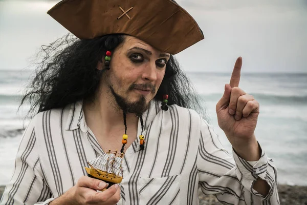 Retrato Belo Pirata Masculino Fundo Mar Noite Como Símbolo Turismo — Fotografia de Stock
