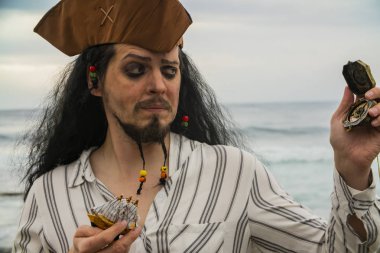 Yakışıklı erkek korsan portresi