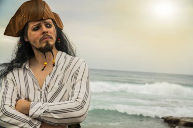 Yakışıklı erkek korsan portresi