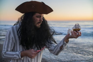 Yakışıklı erkek korsan portresi