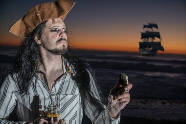 Yakışıklı erkek korsan portresi