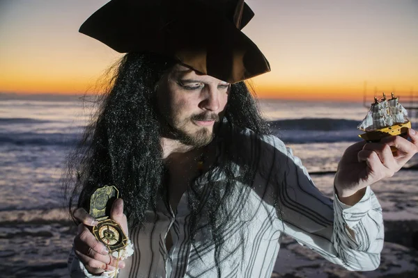 Yakışıklı erkek korsan portresi