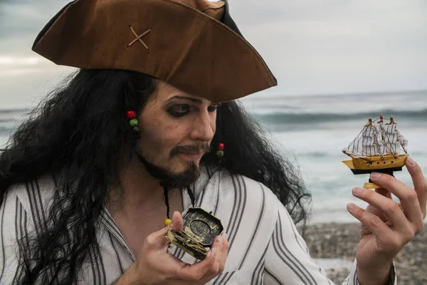 Yakışıklı erkek korsan portresi