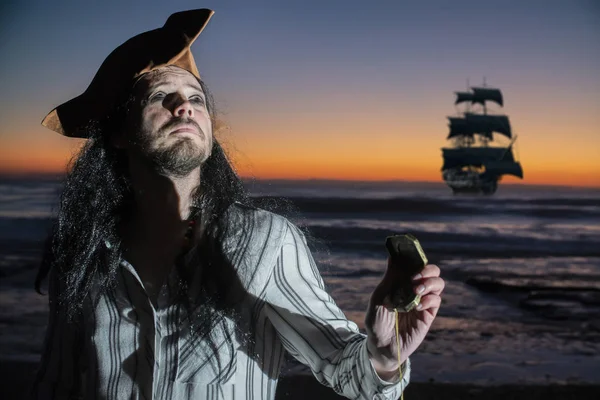 Yakışıklı erkek korsan portresi
