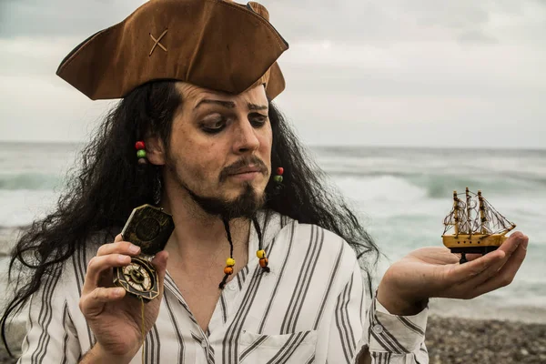 Yakışıklı erkek korsan portresi