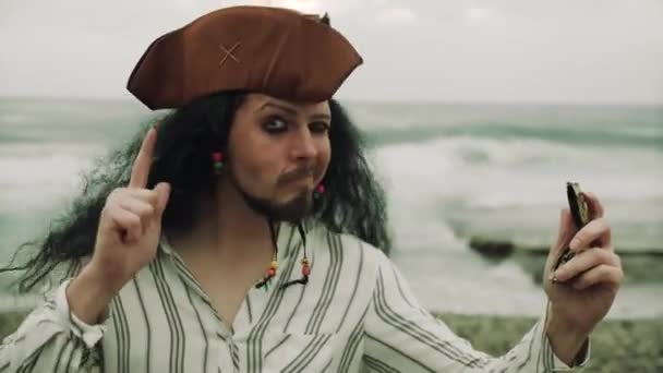 Porträtt Stilig Manlig Pirat Bakgrunden Kvällen Havet Som Symbol För — Stockvideo