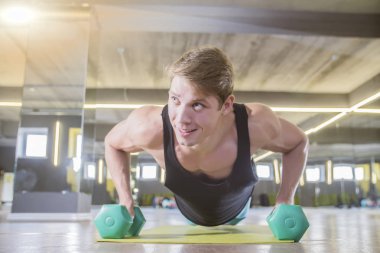 spor salonunda genç adam 