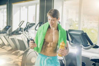 spor salonunda gülümseyen genç bir adam fitness