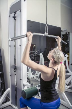 spor salonunda genç güzel sarışın kadın