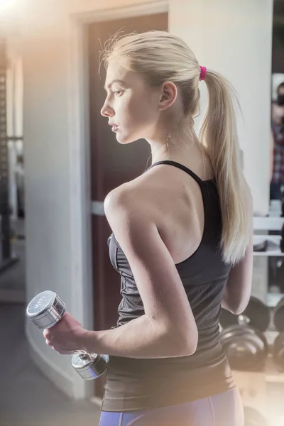 Joven Hermosa Rubia Gimnasio — Foto de Stock