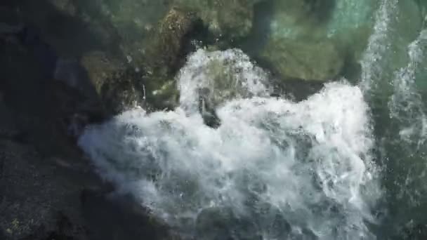 ruisseau de la rivière de montagne vue de dessus 