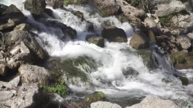 bir dağ nehir azgın akışını tarihlerde bir şelale