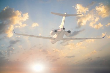 Yükseklerde bir uçak