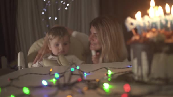 Bolo Aniversário Para Uma Festa Aniversário Que Comemorado Por Menino — Vídeo de Stock