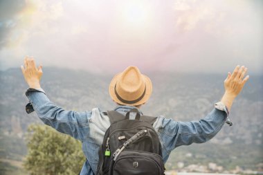 Genç gezgin panoramik dağlar manzaralı gün batımına bakarak zevk. Seyahat, aktif yaşam tarzı konsepti