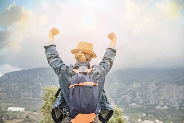 Voyageur Sur Fond Des Montagnes — Photo